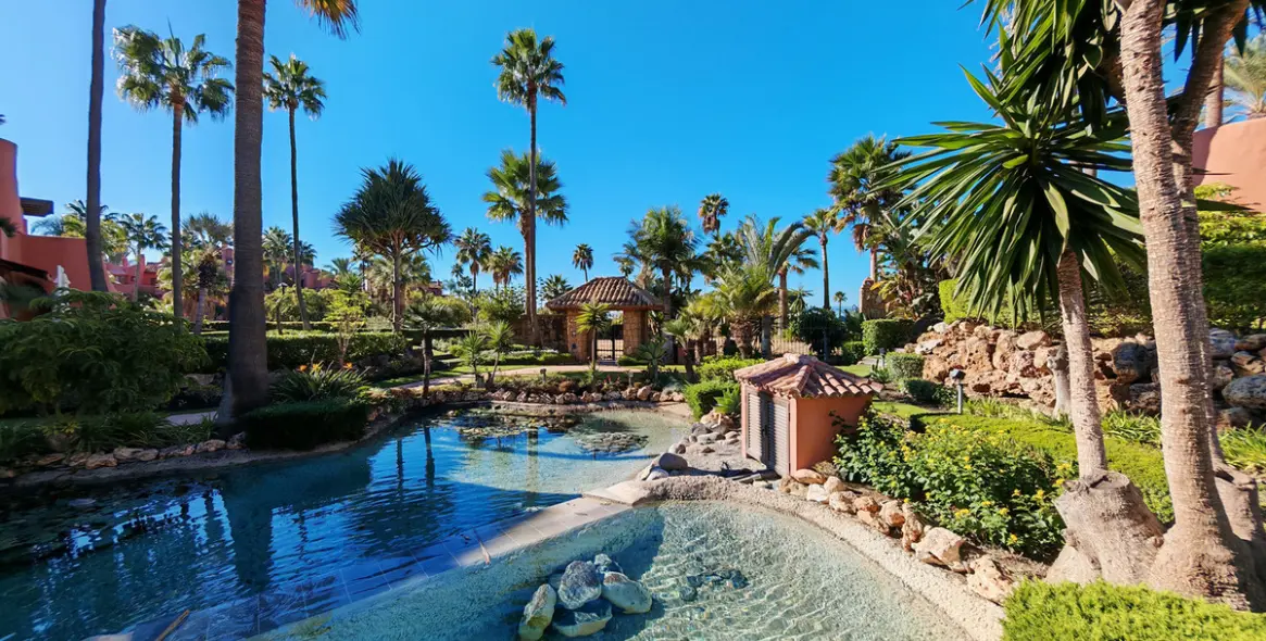 Venta de apartamento en planta media en Estepona 28