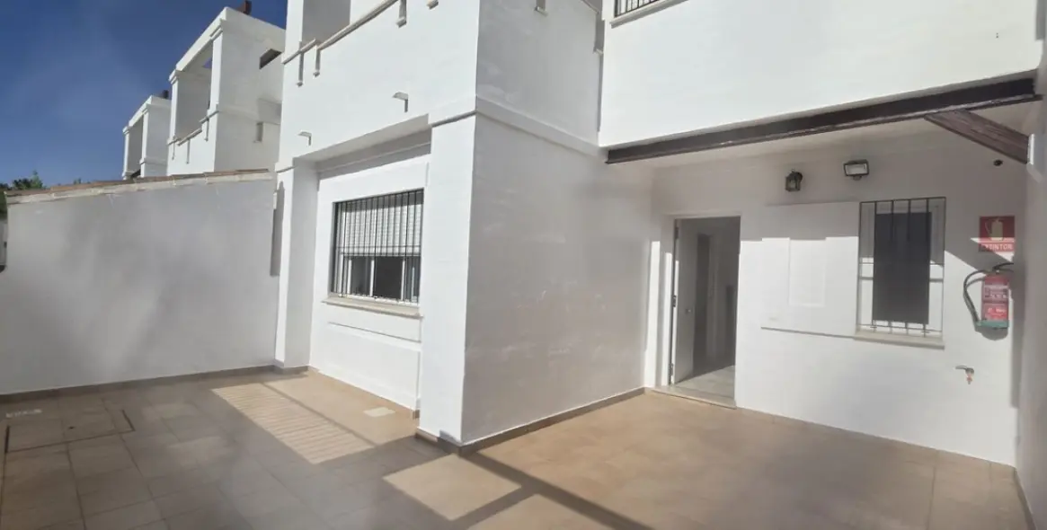 Long-term rent of townhouse in Nueva Andalucía 1