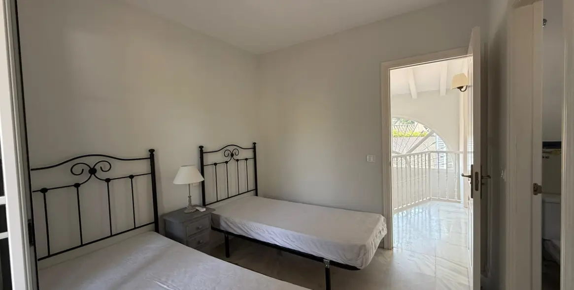 Long-term rent of semi-detached house in The Golden Mile 6