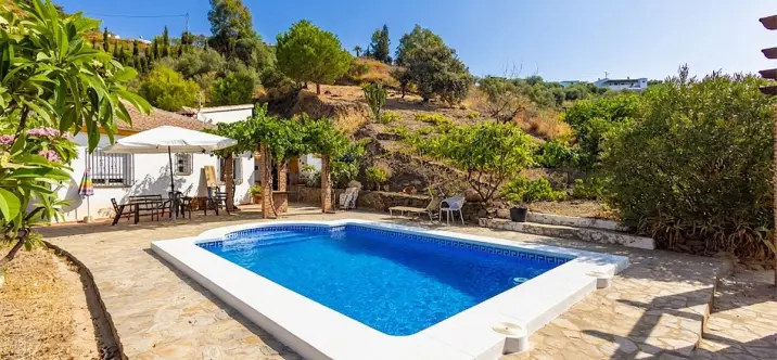 Venta de finca - cortijo en Sayalonga 0