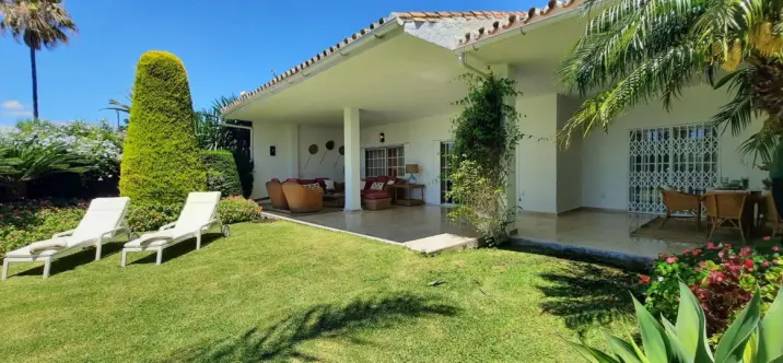Alquiler a corto plazo de villa independiente en Guadalmina Baja 0