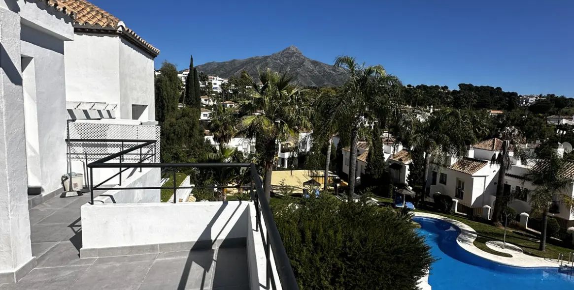 Продажа апартаментов на среднем этаже в Nueva Andalucía 1