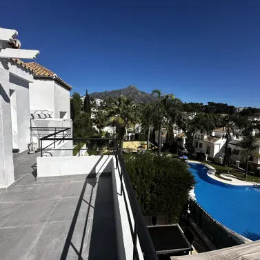 Venta de apartamento en planta media en Nueva Andalucía