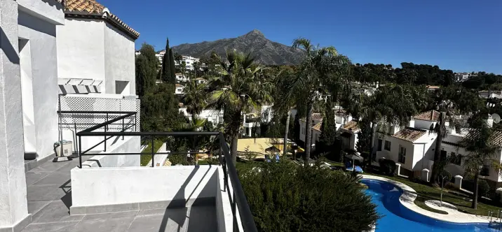 Venta de apartamento en planta media en Nueva Andalucía 0
