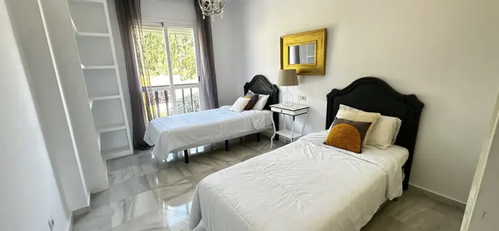 Venta de apartamento en planta media en Nueva Andalucía 1
