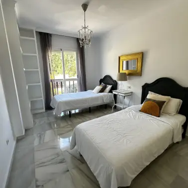 Venta de apartamento en planta media en Nueva Andalucía