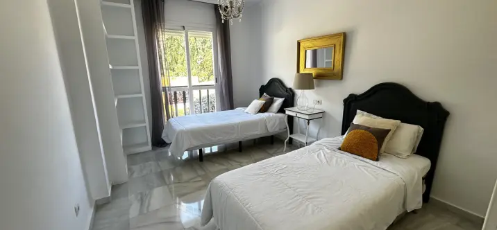 Venta de apartamento en planta media en Nueva Andalucía 2