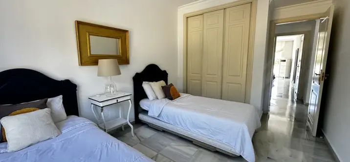 Venta de apartamento en planta media en Nueva Andalucía 3