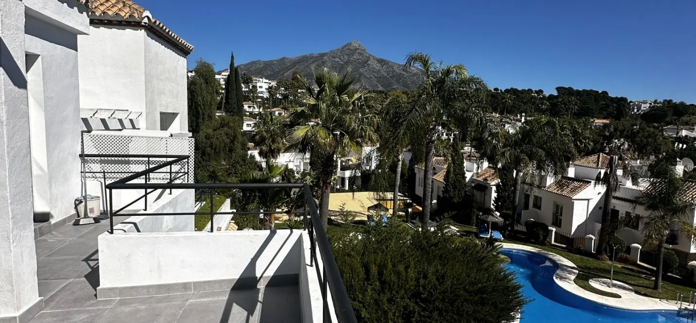 Venta de apartamento en planta media en Nueva Andalucía 0