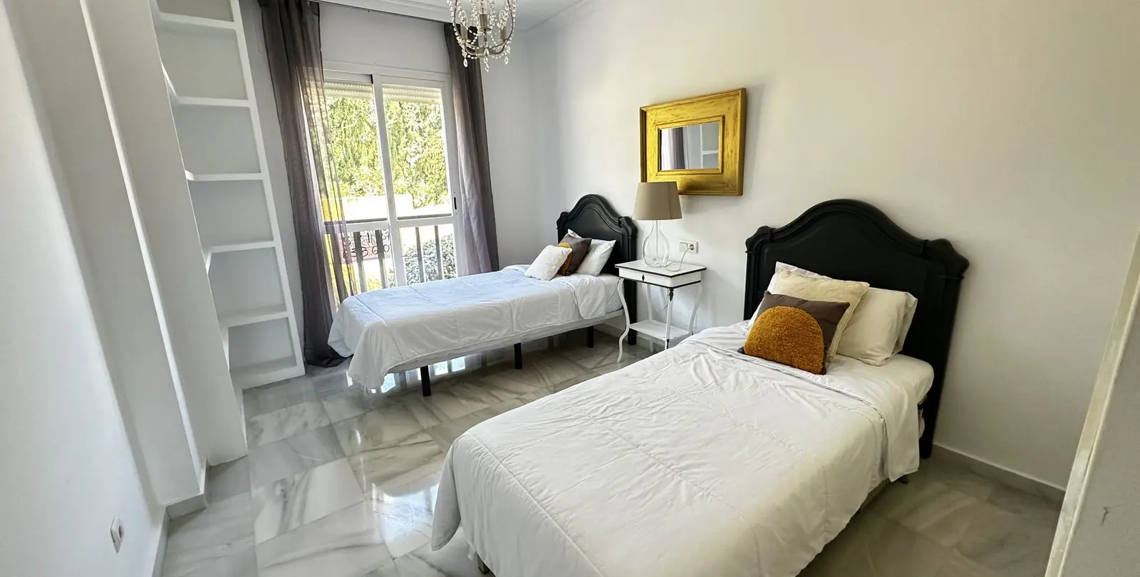 Venta de apartamento en planta media en Nueva Andalucía 2
