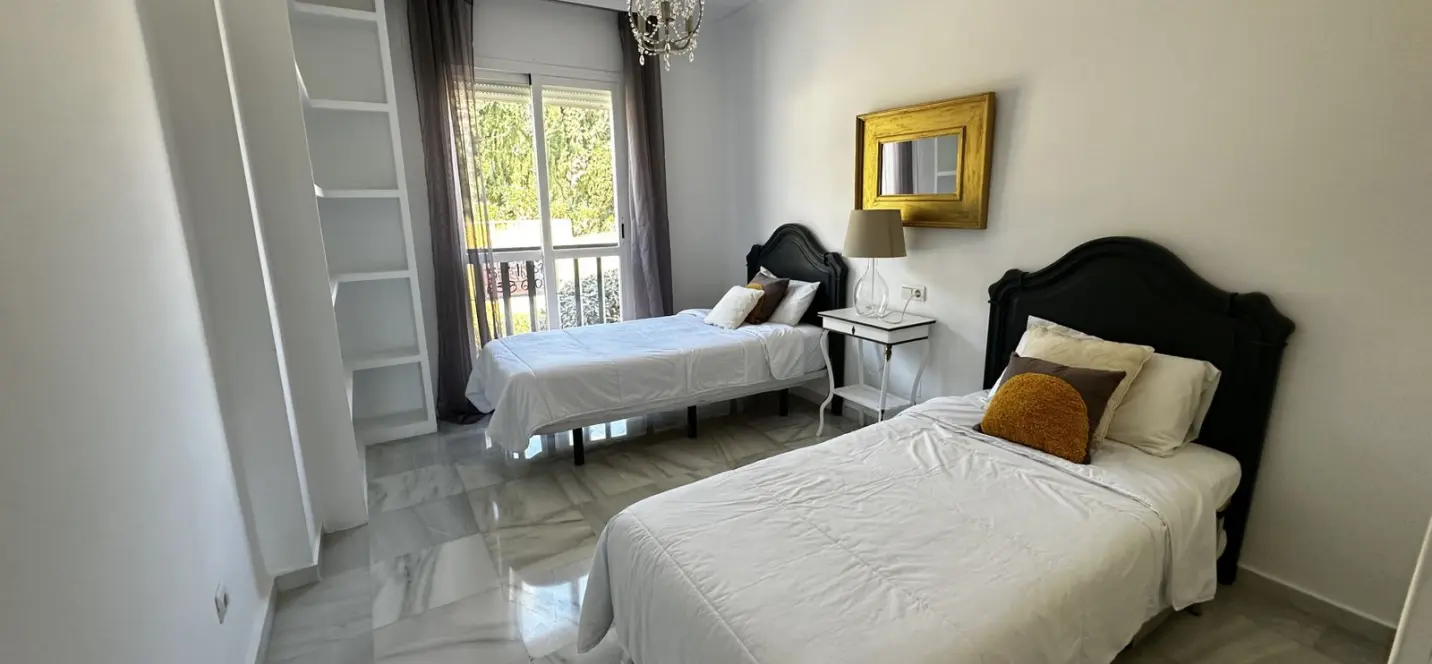 Venta de apartamento en planta media en Nueva Andalucía 2