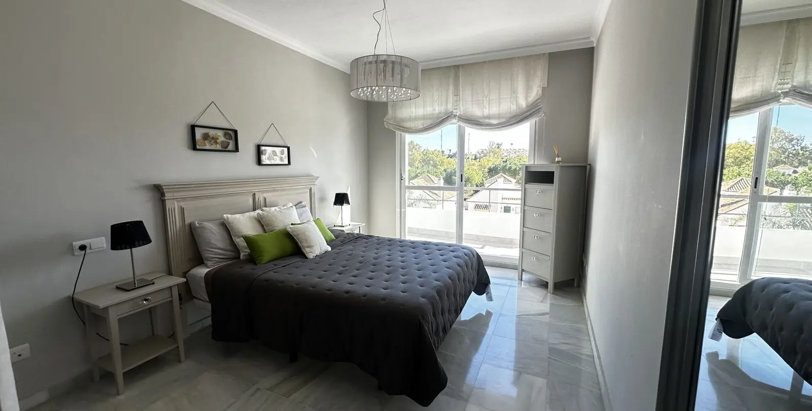 Venta de apartamento en planta media en Nueva Andalucía 11