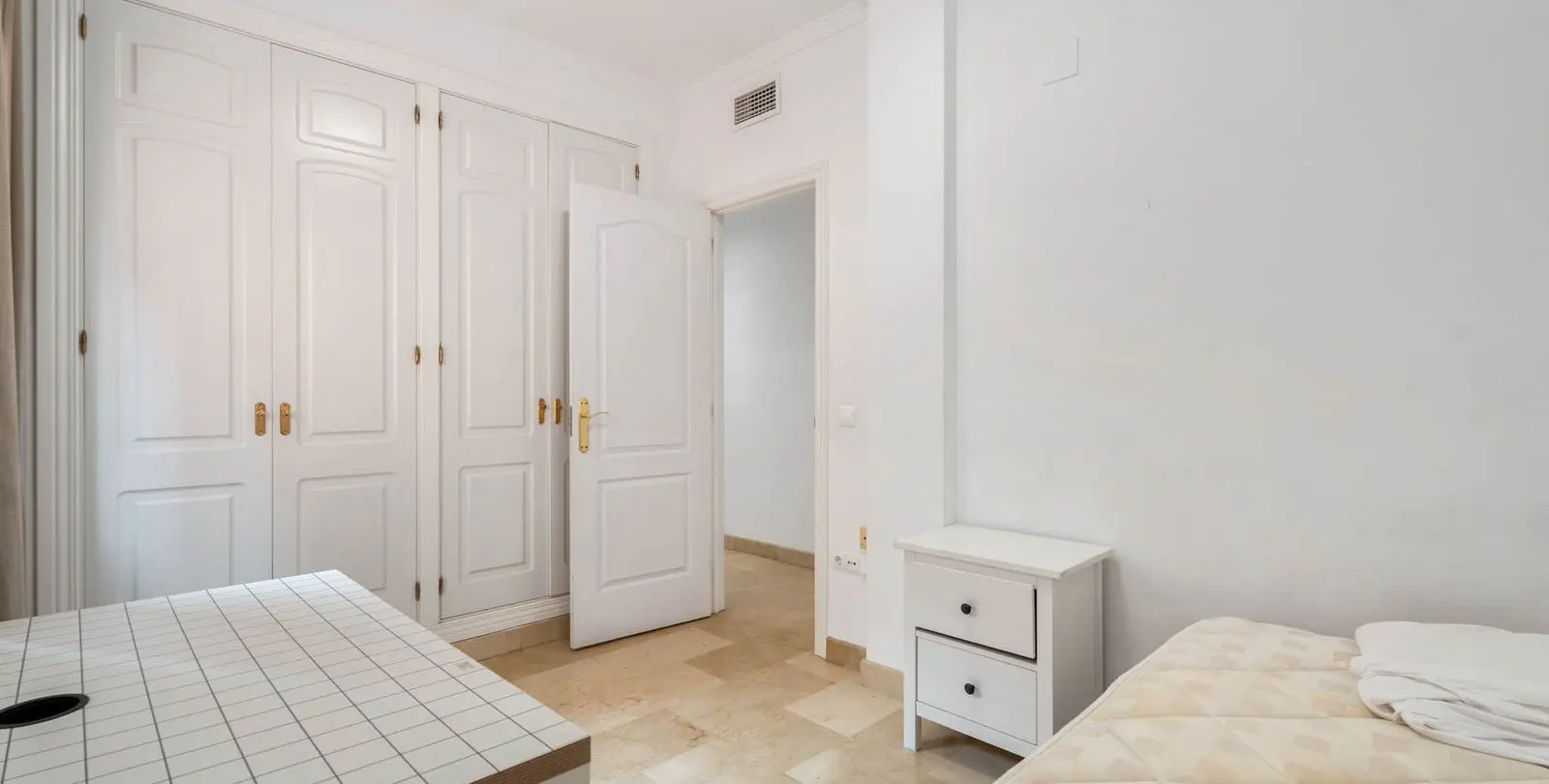 Продажа апартаментов на первом этаже в Elviria 16