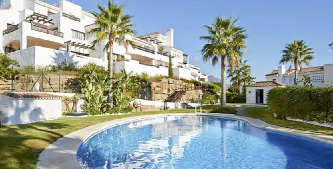 Sale of middle floor apartment in Doña Julia 3