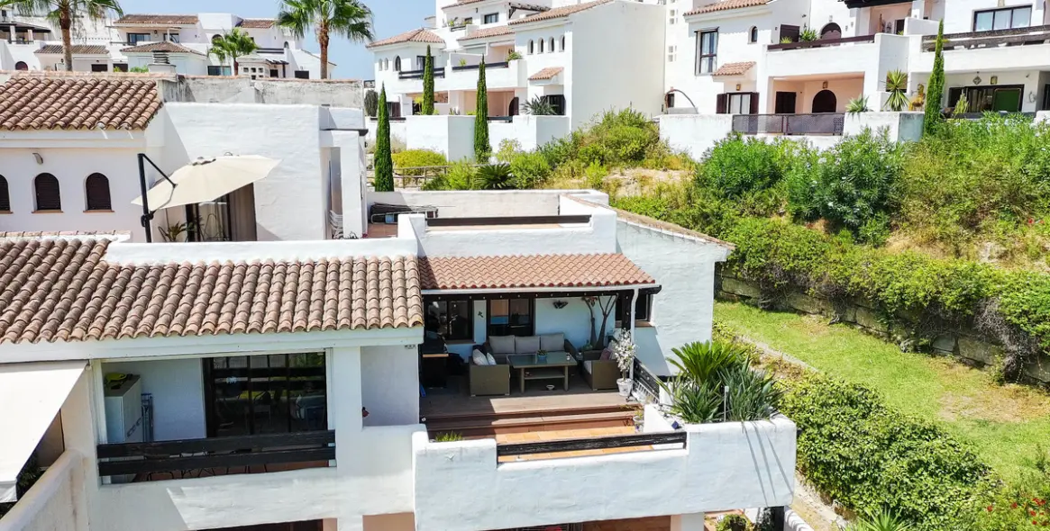 Sale of middle floor apartment in Doña Julia 5