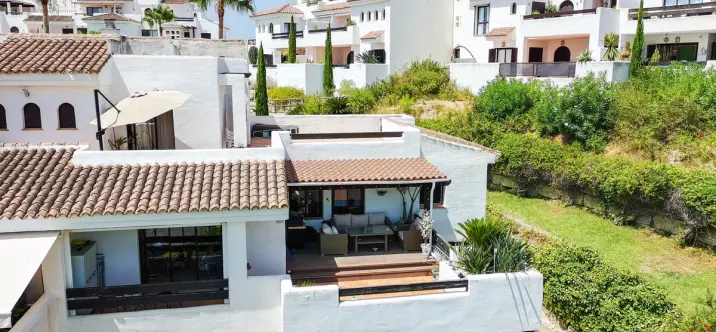 Sale of middle floor apartment in Doña Julia 4