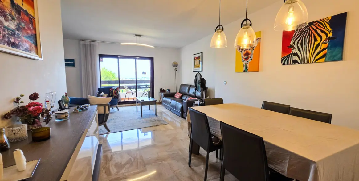 Sale of middle floor apartment in Doña Julia 6