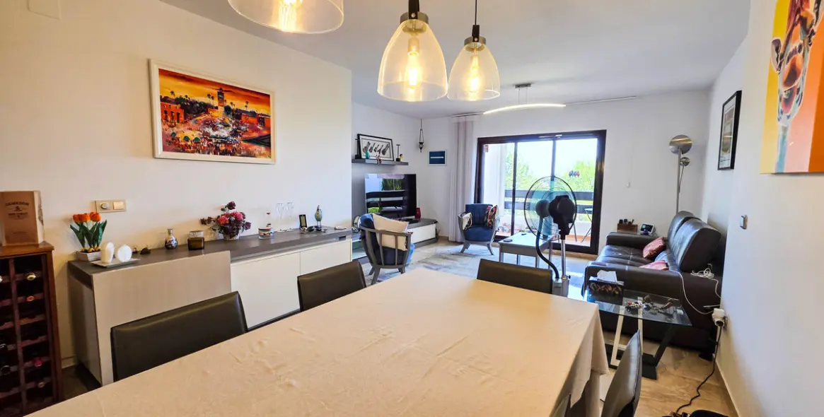 Sale of middle floor apartment in Doña Julia 8