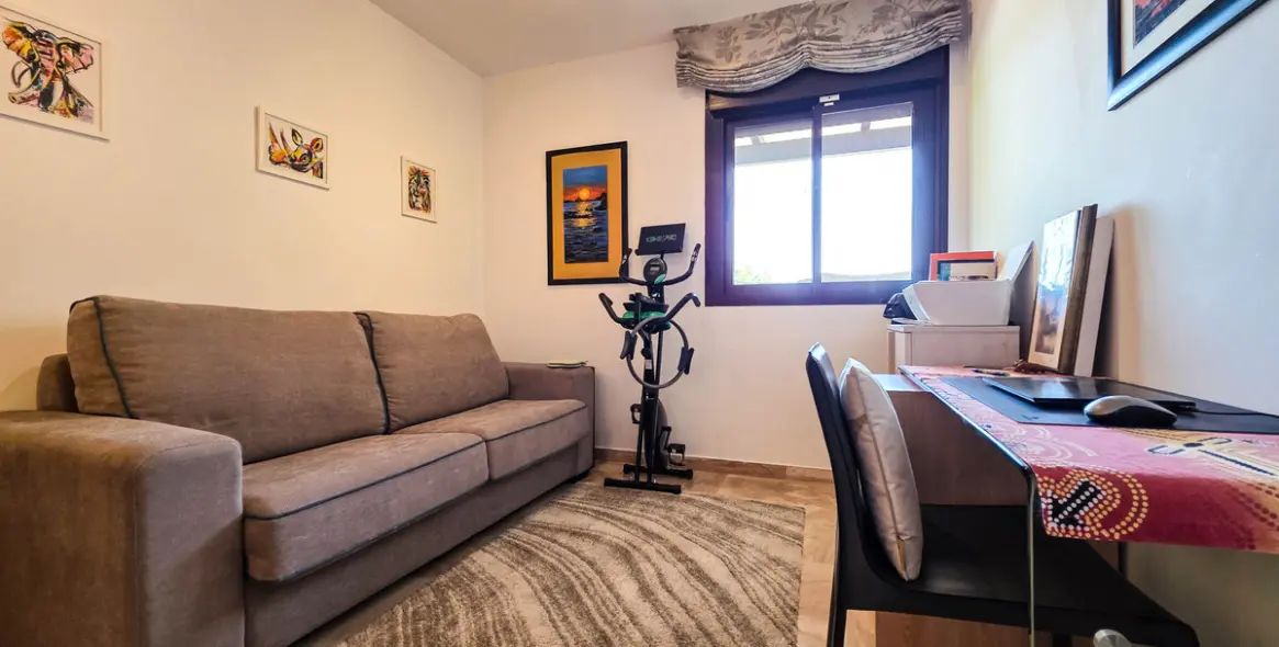 Sale of middle floor apartment in Doña Julia 10