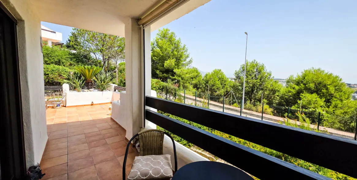 Sale of middle floor apartment in Doña Julia 16
