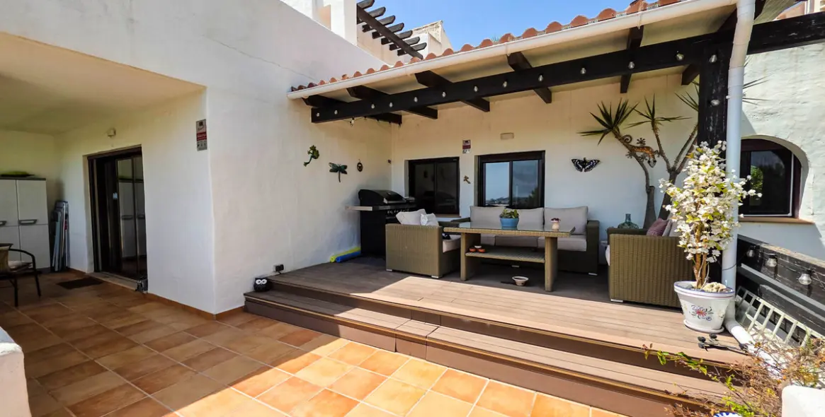 Sale of middle floor apartment in Doña Julia 21
