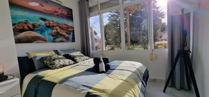 Venta de apartamento en planta media en Miraflores 1