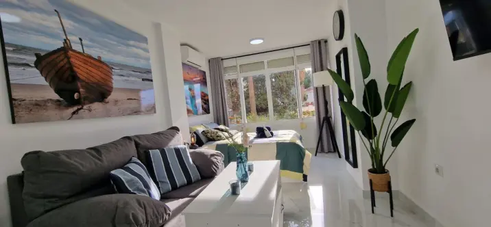 Venta de apartamento en planta media en Miraflores 2