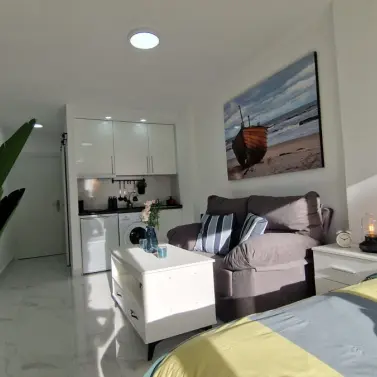 Venta de apartamento en planta media en Miraflores