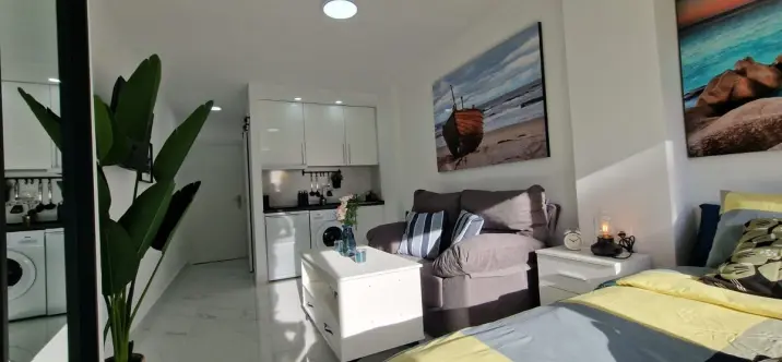 Venta de apartamento en planta media en Miraflores 4