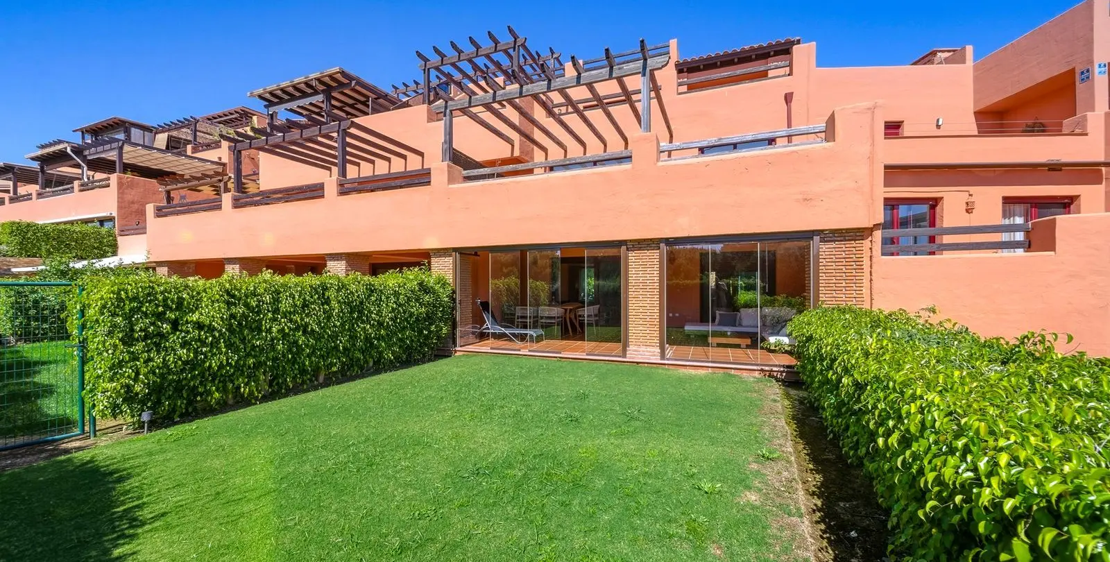 Продажа апартаментов на первом этаже в Casares Playa 1