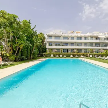 Продажа апартаментов на среднем этаже в Estepona