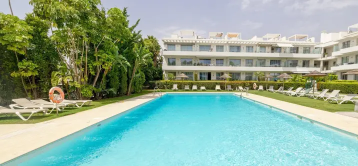 Продажа апартаментов на среднем этаже в Estepona 0