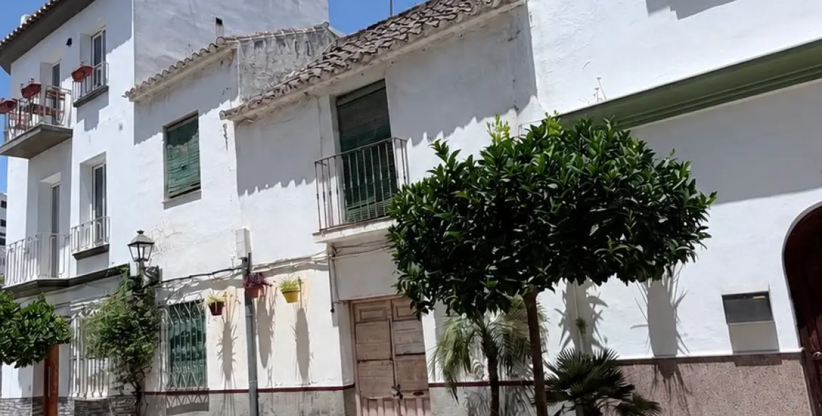 Продажа  жилого участка в Estepona 4