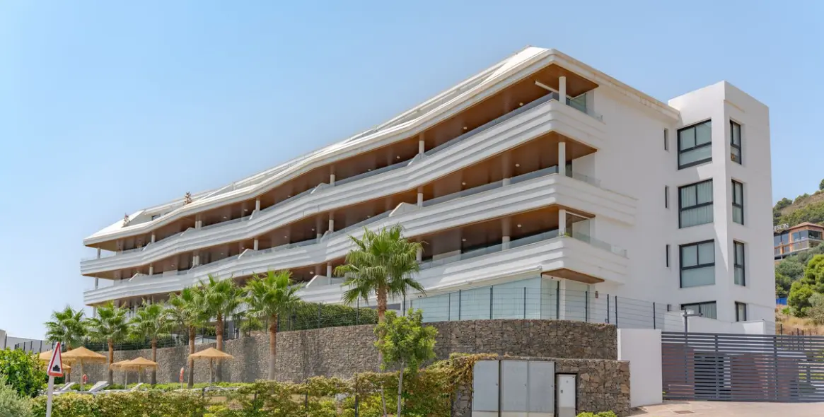 Sale of middle floor apartment in Fuengirola 1