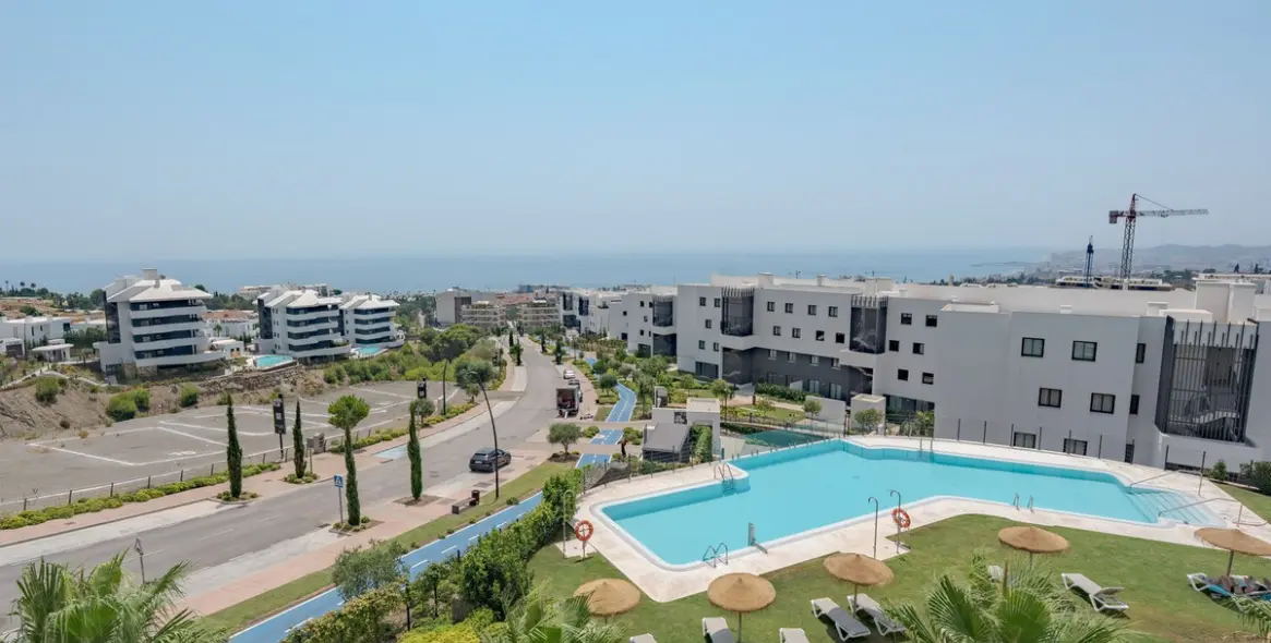 Sale of middle floor apartment in Fuengirola 2