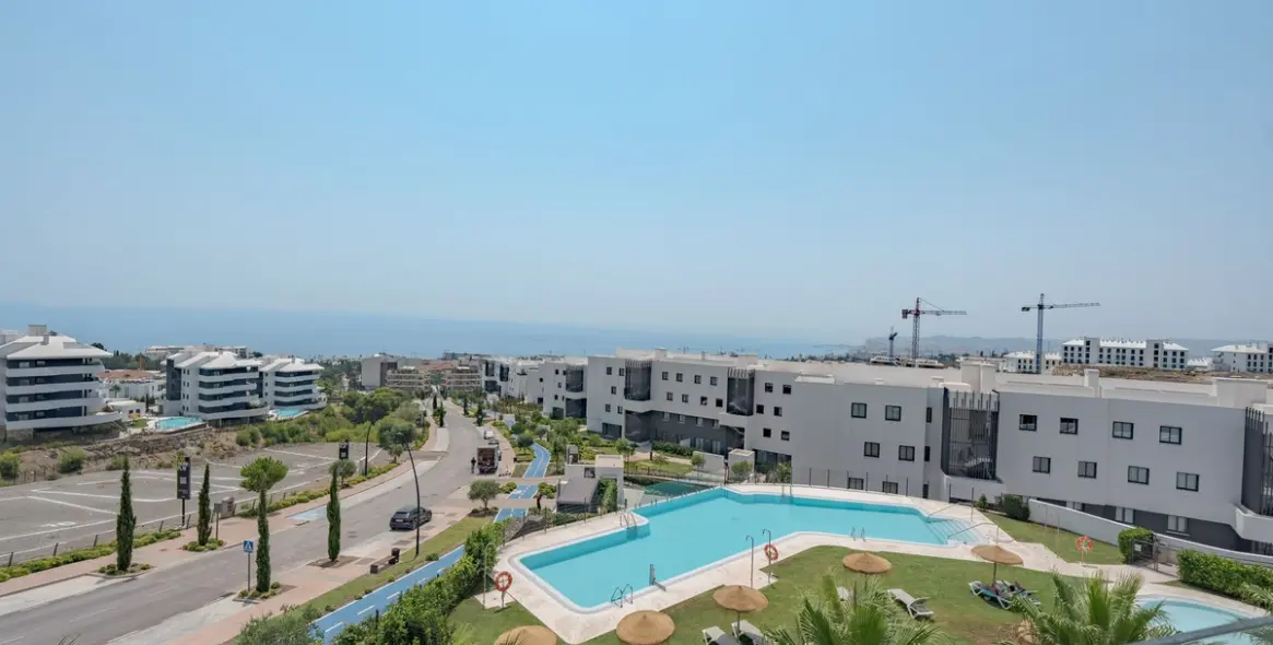 Sale of middle floor apartment in Fuengirola 18