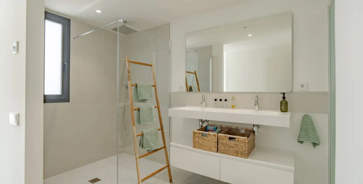 Sale of middle floor apartment in Fuengirola 42