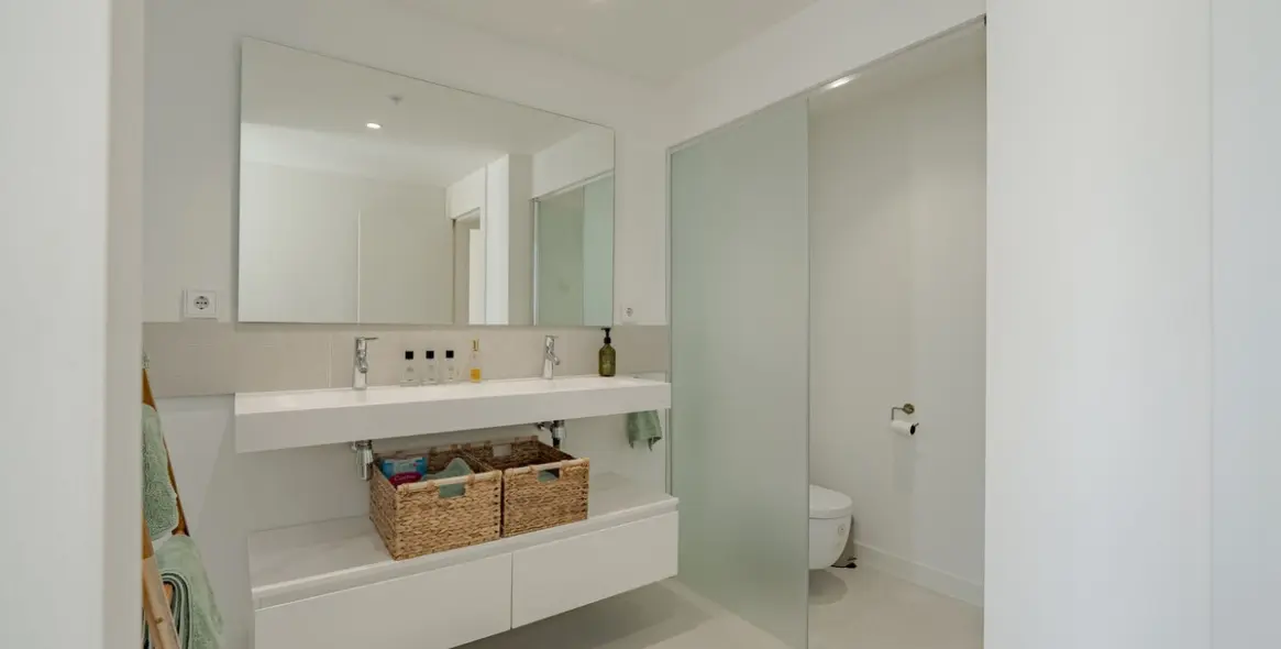 Sale of middle floor apartment in Fuengirola 44