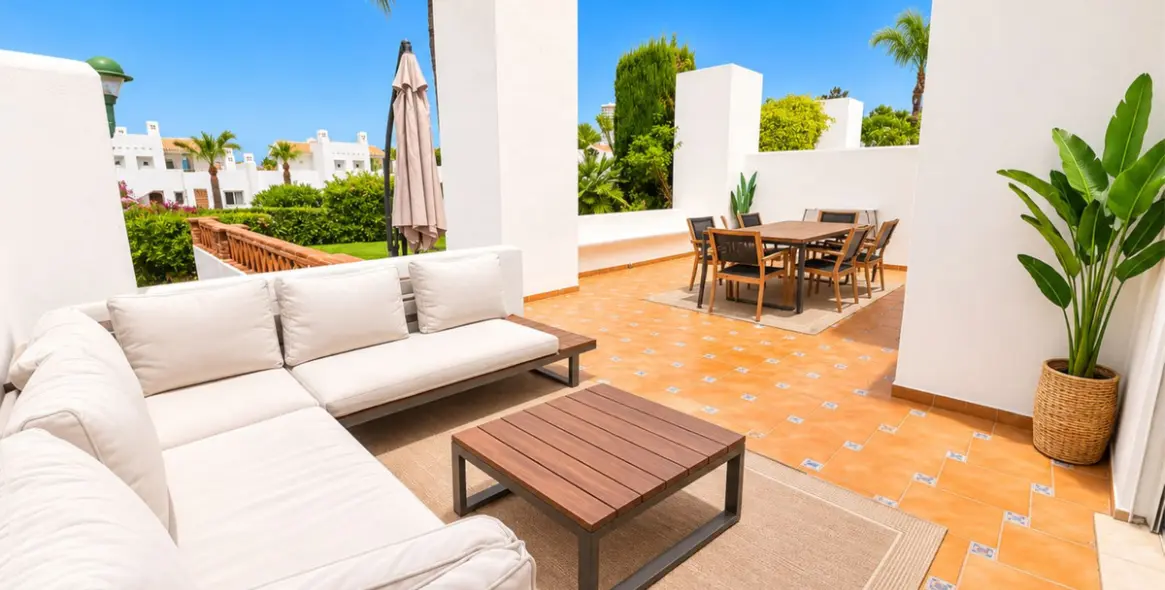 Venta de apartamento en planta baja en Los Monteros 1