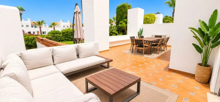 Venta de apartamento en planta baja en Los Monteros 0