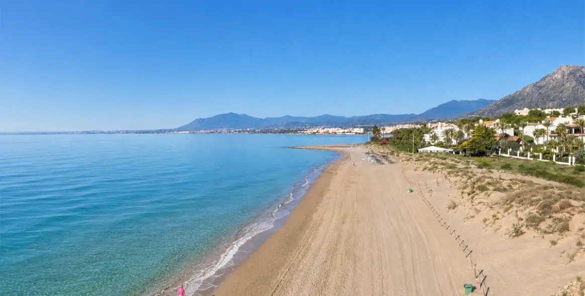 Venta de apartamento en planta baja en Los Monteros 5