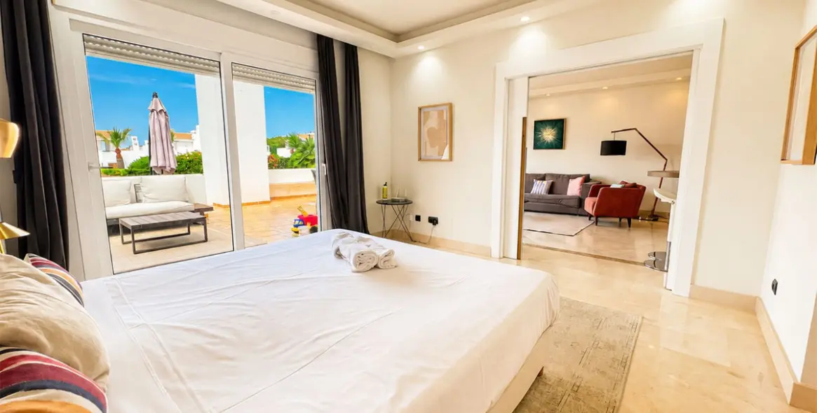 Venta de apartamento en planta baja en Los Monteros 6