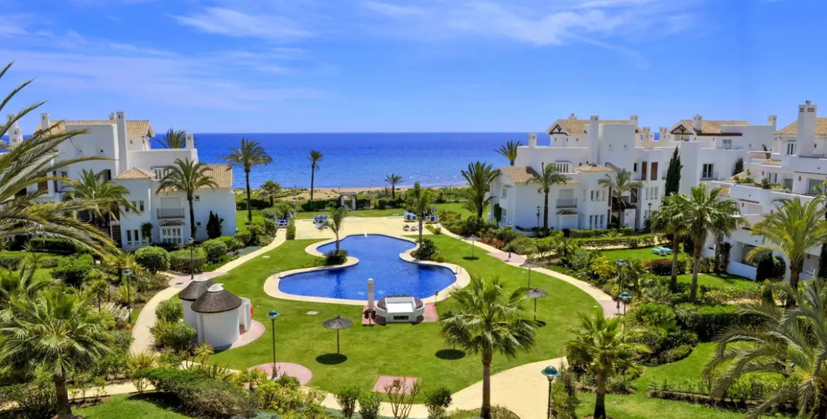 Venta de apartamento en planta baja en Los Monteros 12