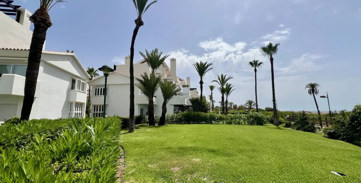 Venta de apartamento en planta baja en Los Monteros 15