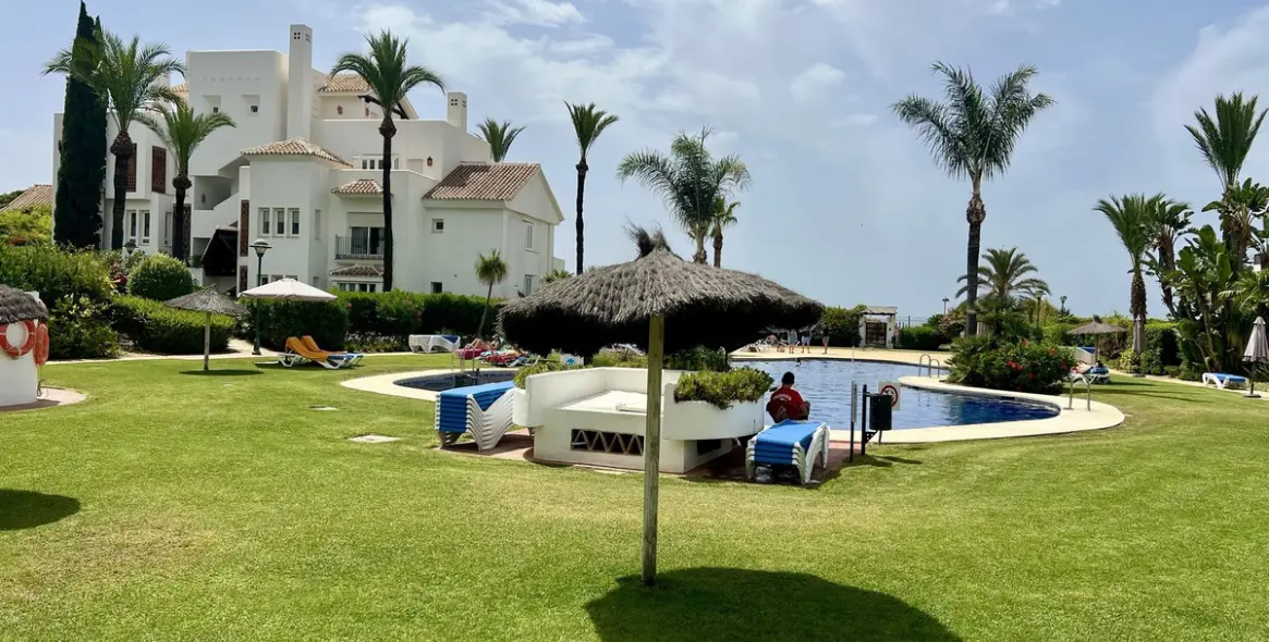 Venta de apartamento en planta baja en Los Monteros 16