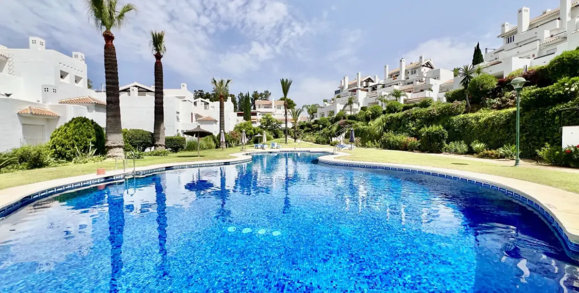 Venta de apartamento en planta baja en Los Monteros 17