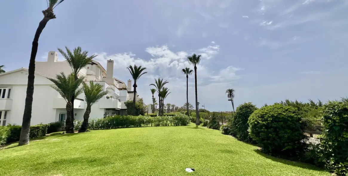 Venta de apartamento en planta baja en Los Monteros 18