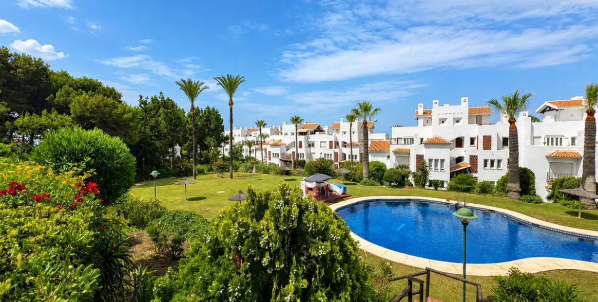 Venta de apartamento en planta baja en Los Monteros 24