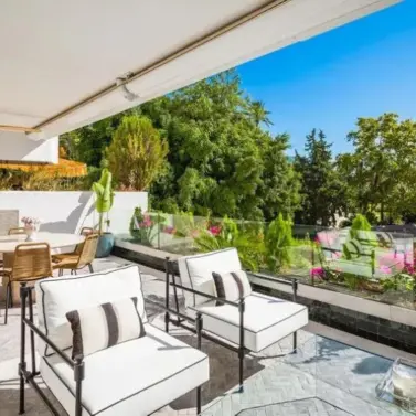 Venta de apartamento en planta media en The Golden Mile