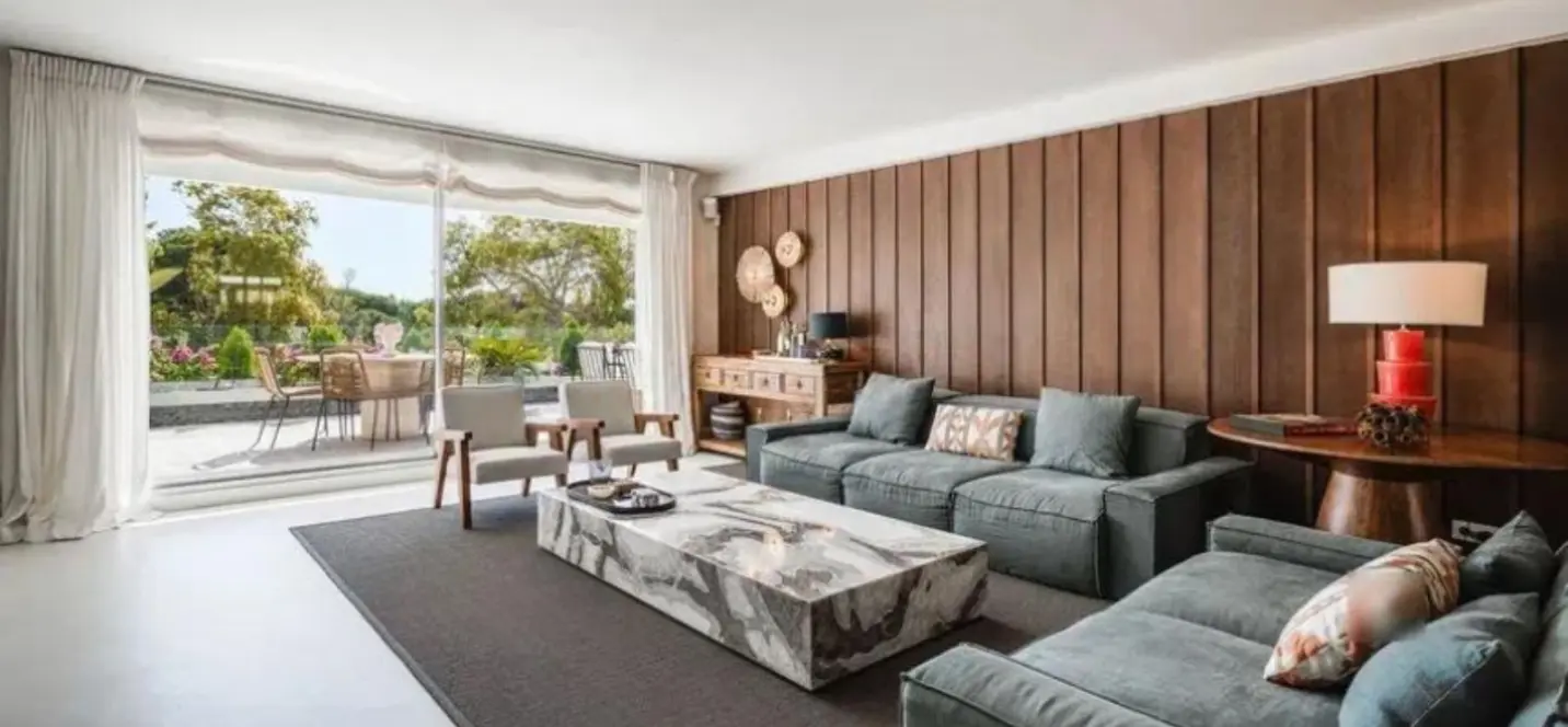 Sale of middle floor apartment in The Golden Mile 0